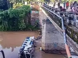 Bus plunges into Indias river, 6 died others injured