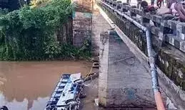 Bus plunges into Indias river, 6 died others injured
