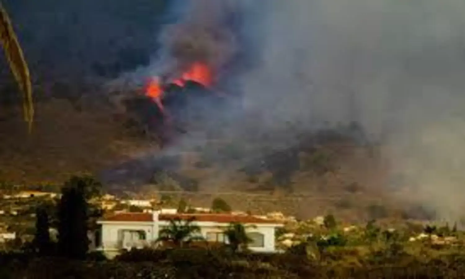 Spain evacuates hundreds due to volcanic eruption