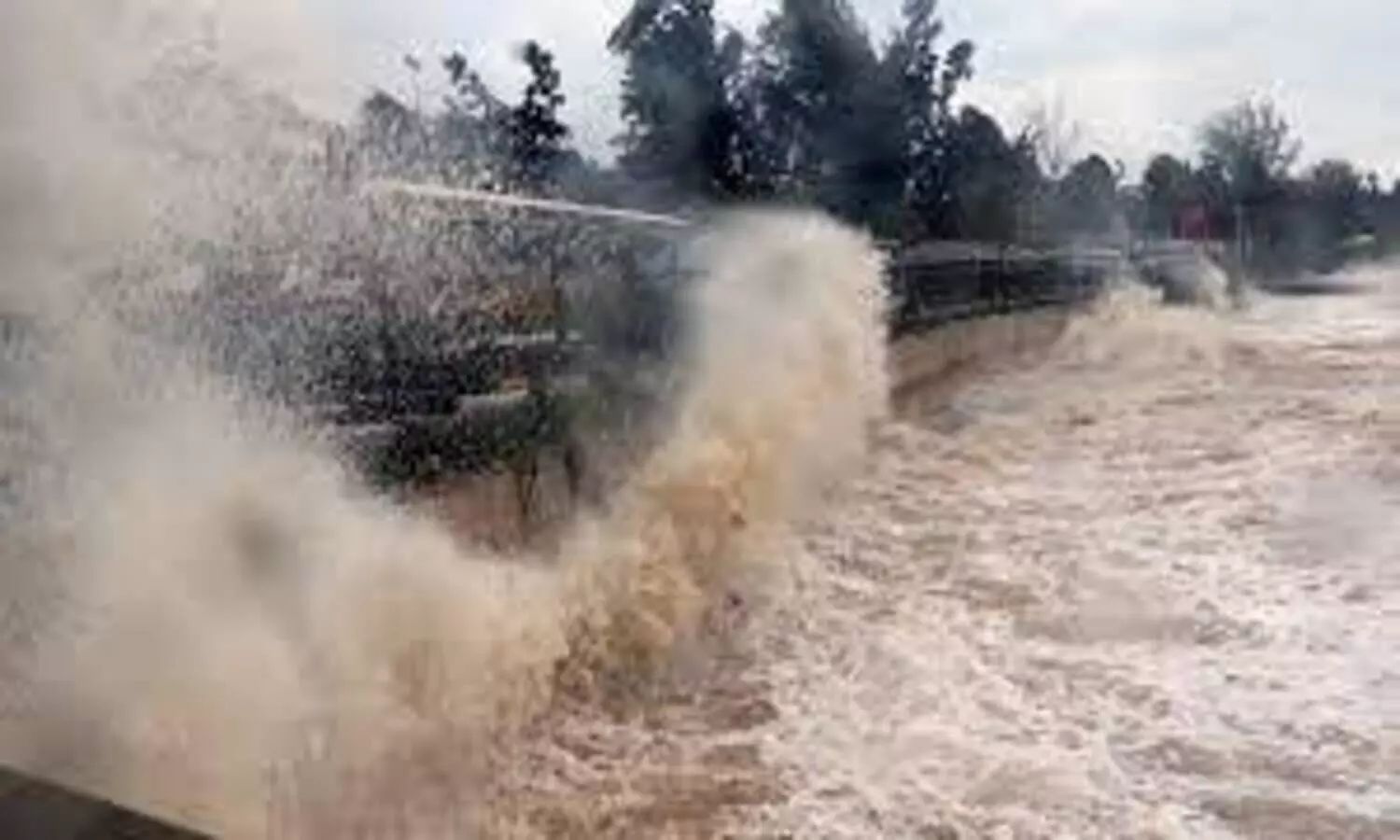 Laos weather bureau warns valleys inhabitants of flooding, strong winds