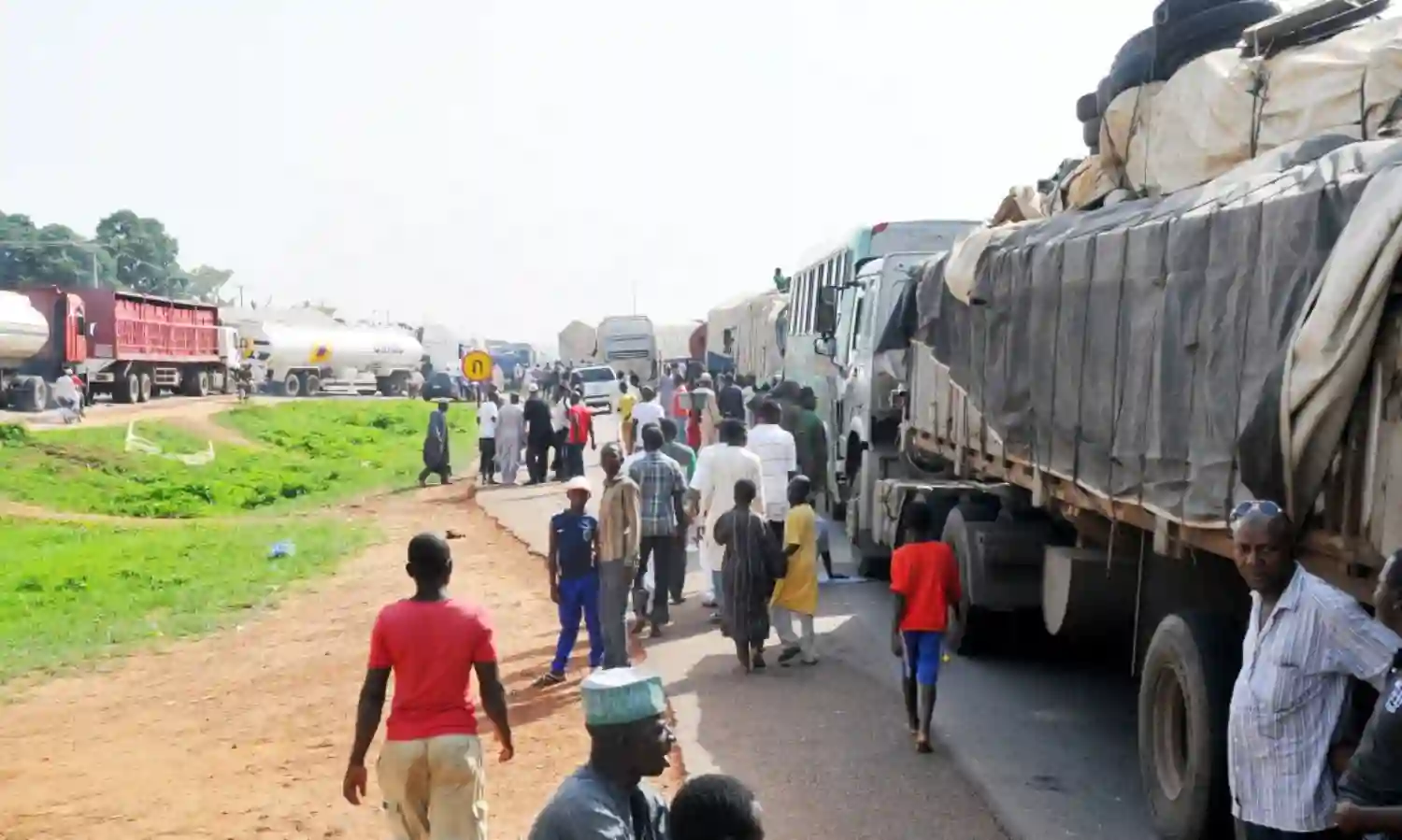 Works Ministry to evacuate trucks, trailers from highway