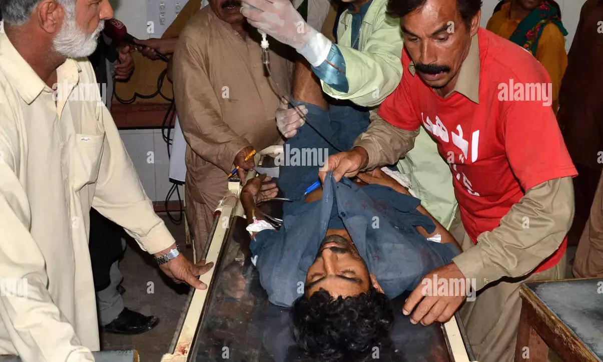 6 killed, 17 injured in Pakistan road accident