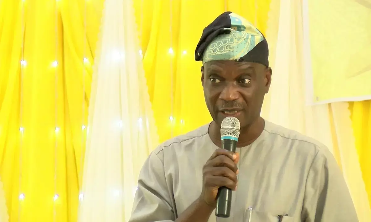 Lawmaker builds, gives out 120 stalls for free to traders