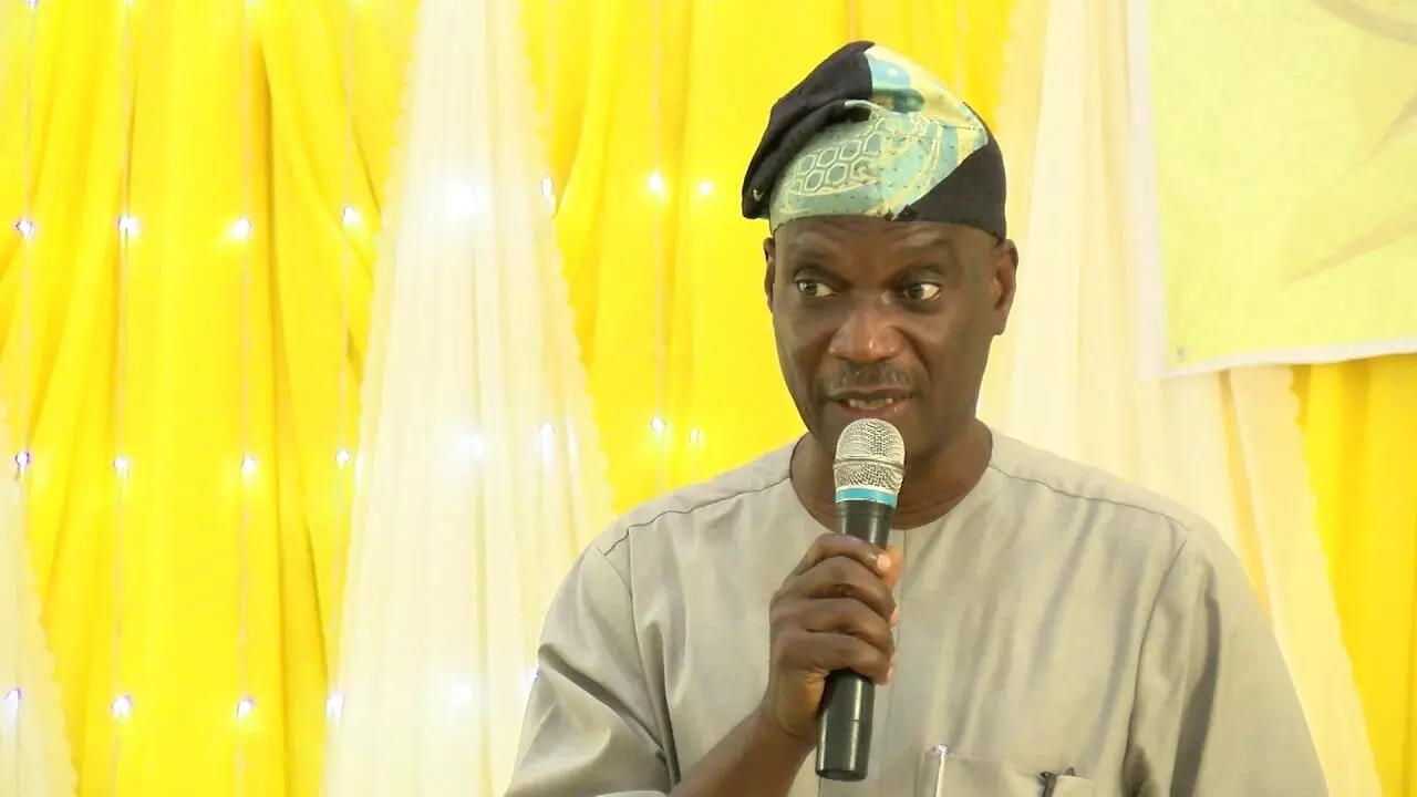 Lawmaker builds, gives out 120 stalls for free to traders