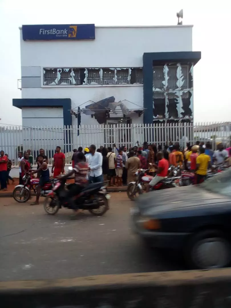 Gunmen raid four banks, kill seven persons in Edo town Gunmen raid four banks, kill seven persons in Edo town