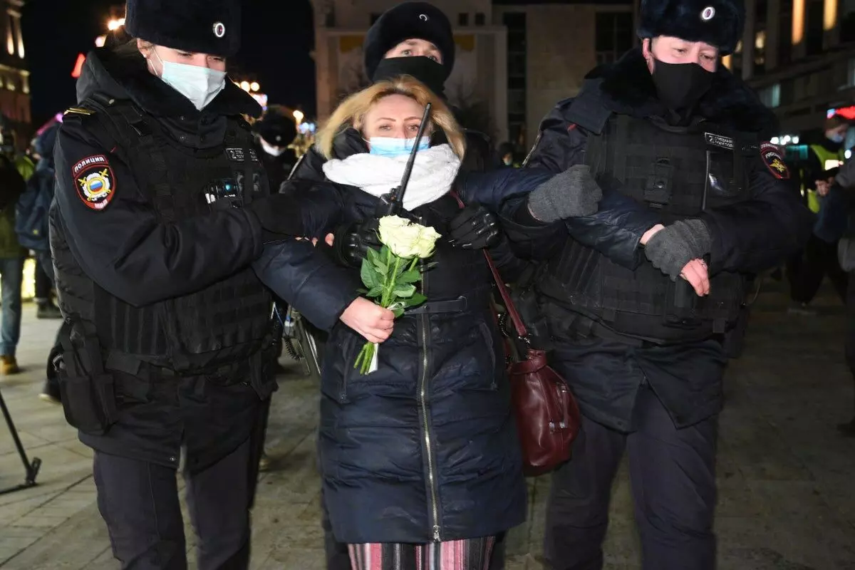 Anti-war protests: 400 people arrested in Russia, say activists