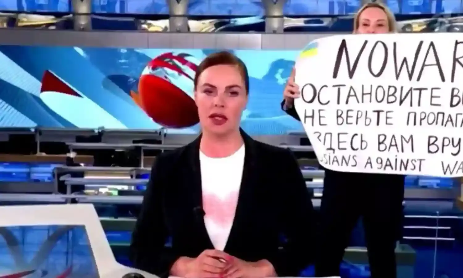 Russian journalist detained for interrupting live broadcast
