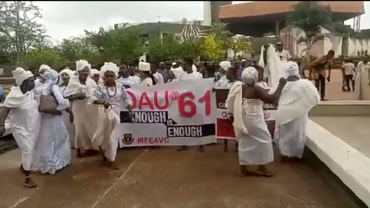 Varsity VC Race: Ife indigenes protest with charms, fetish objects