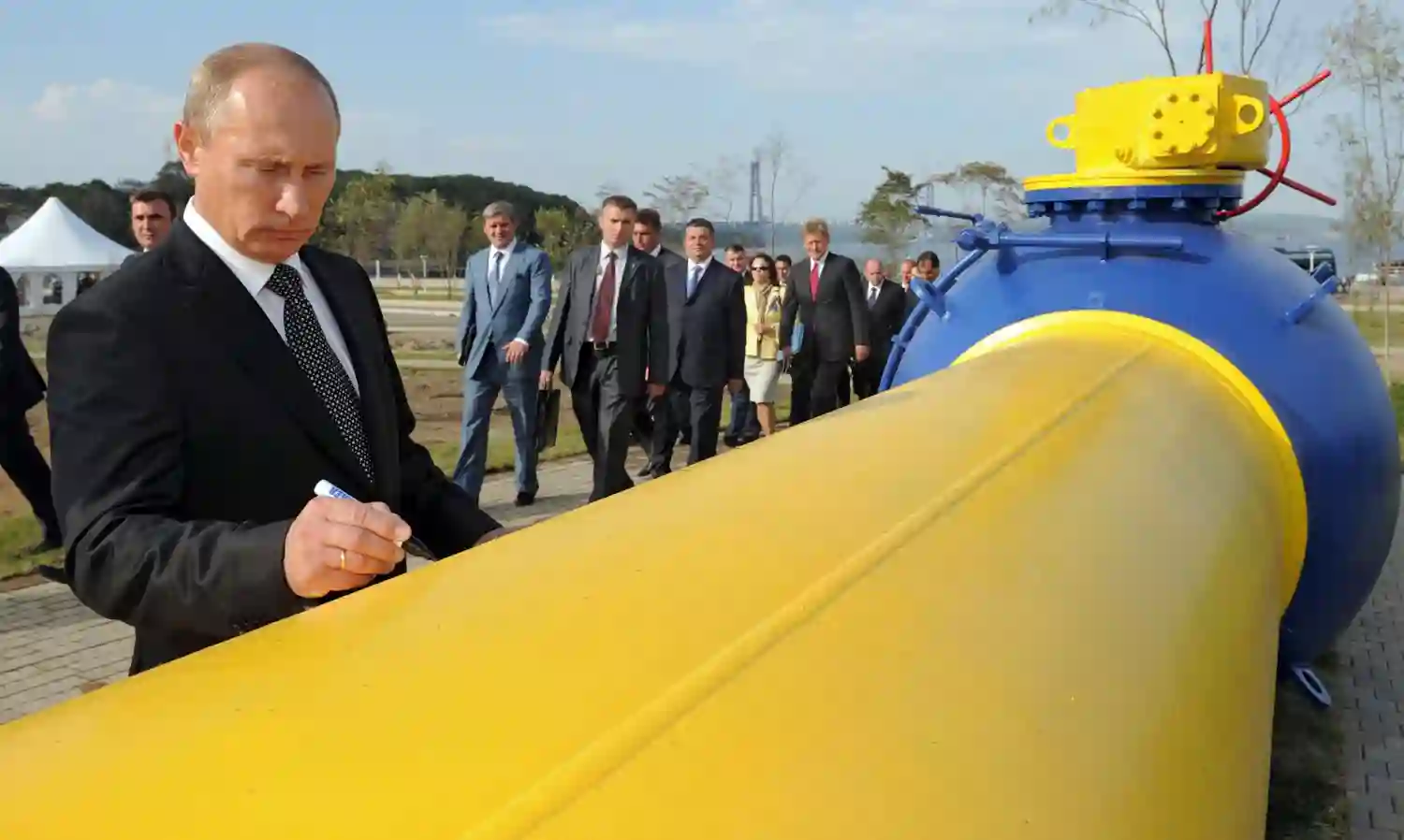 Dont help Russia by paying for gas in roubles, Ukraine urges West