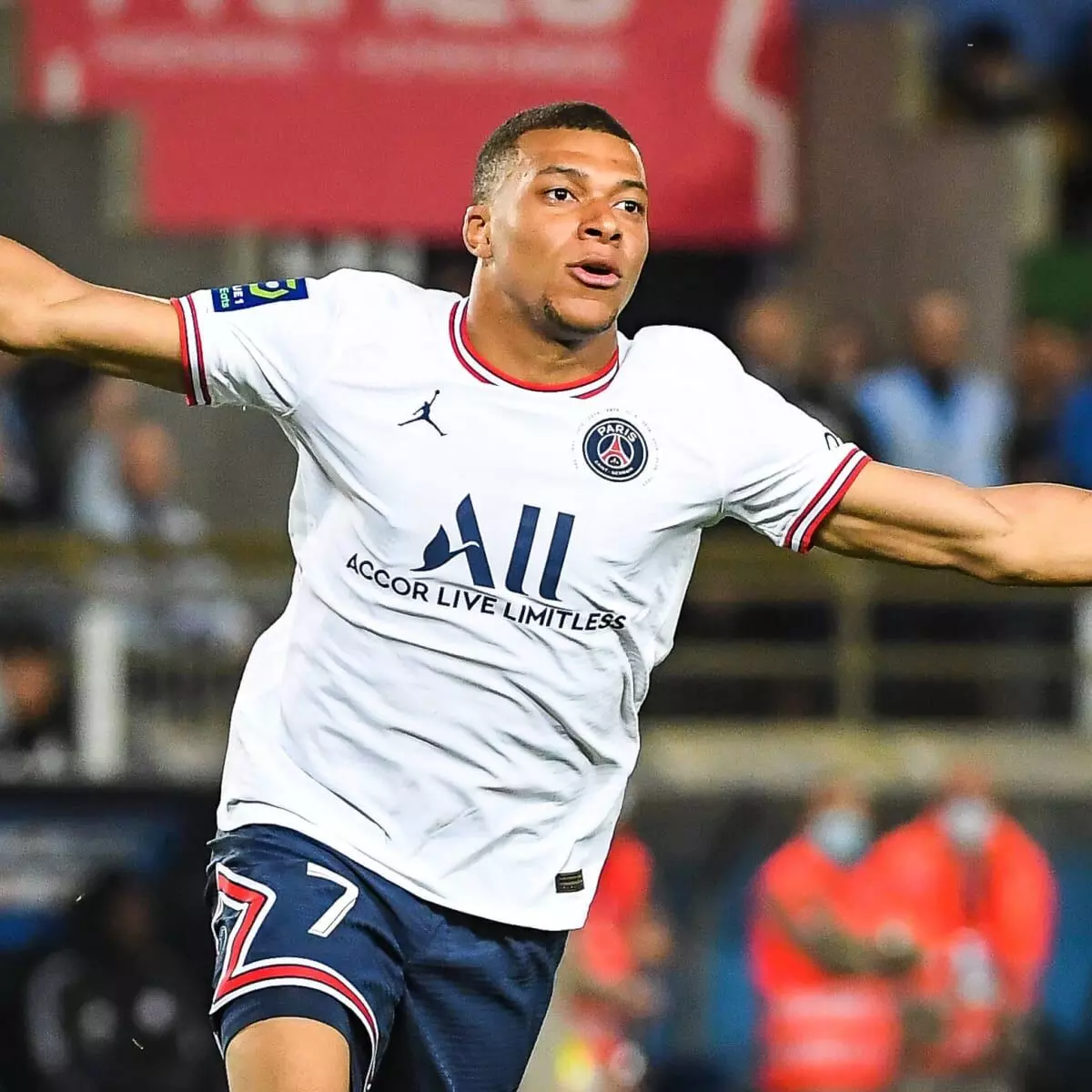 Mbappé agrees to extending PSG contract