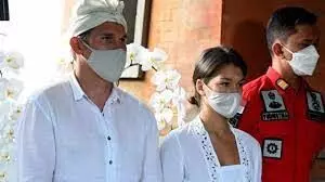 Indonesia deports, bans Russians for nude photo on sacred tree Indonesia deports, bans Russians for nude photo on sacred tree