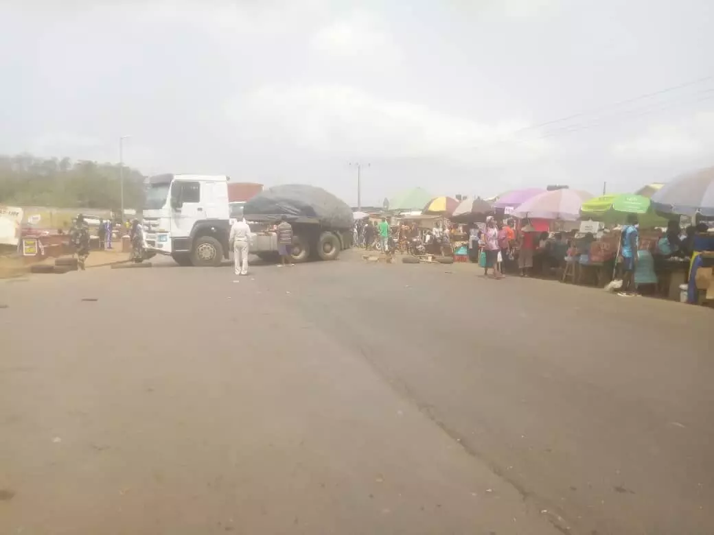 ASUU Strike: FUTA students barricade Akure-Ilesa Highway ASUU Strike: FUTA students barricade Akure-Ilesa Highway