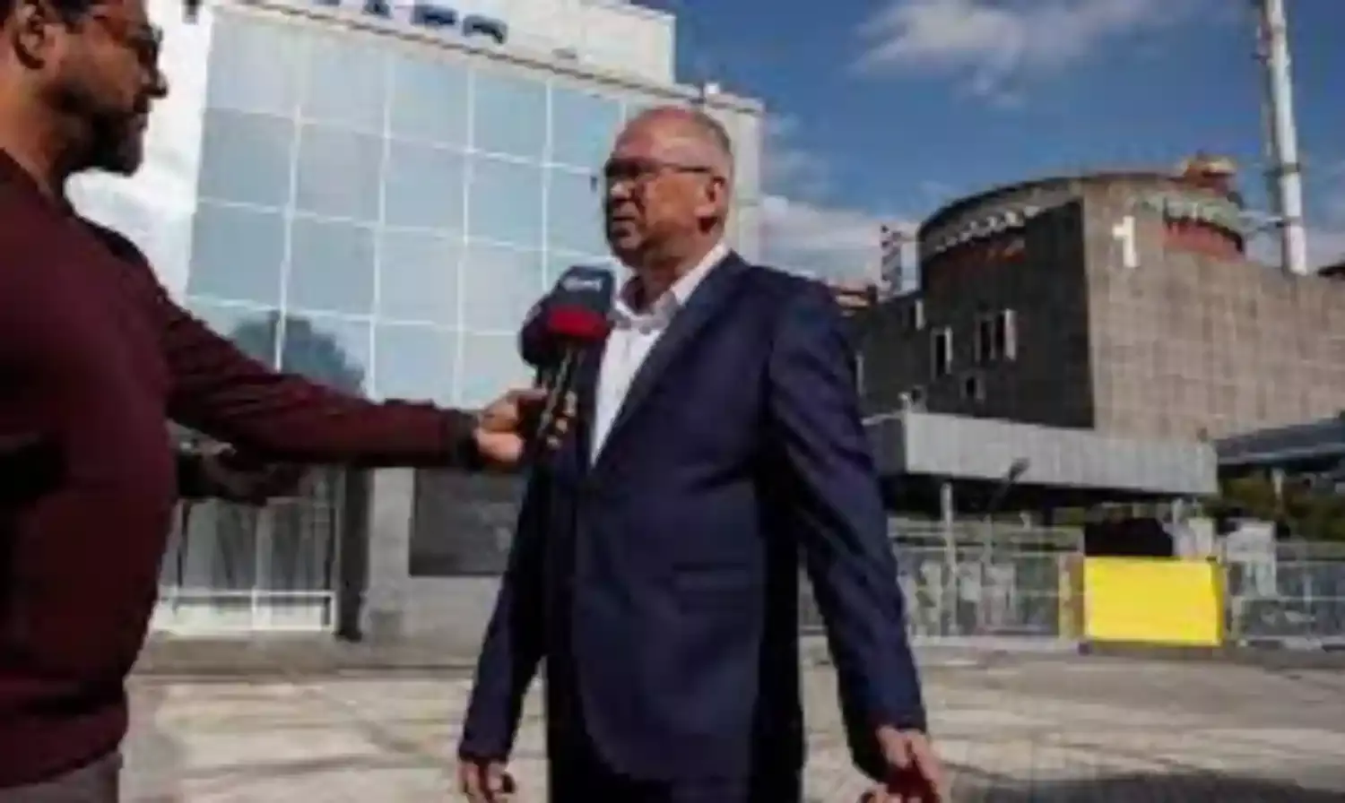 Russo-Ukraine war: Mayor of southern Ukrainian town injured