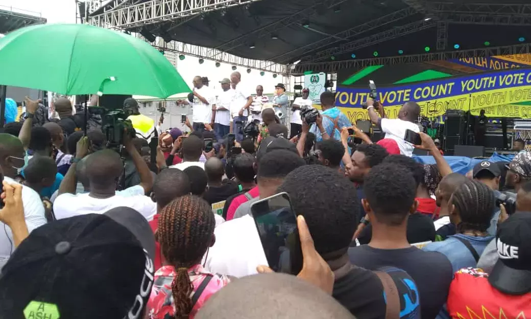 Youths in Abuja ignore torrential rain to get PVCs