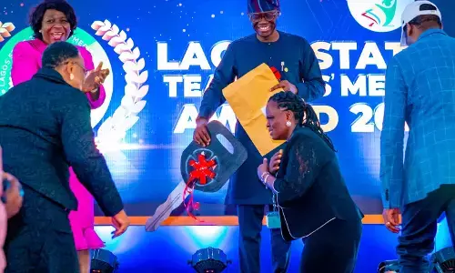 Sanwo-Olu presents vehicles to outstanding teachers