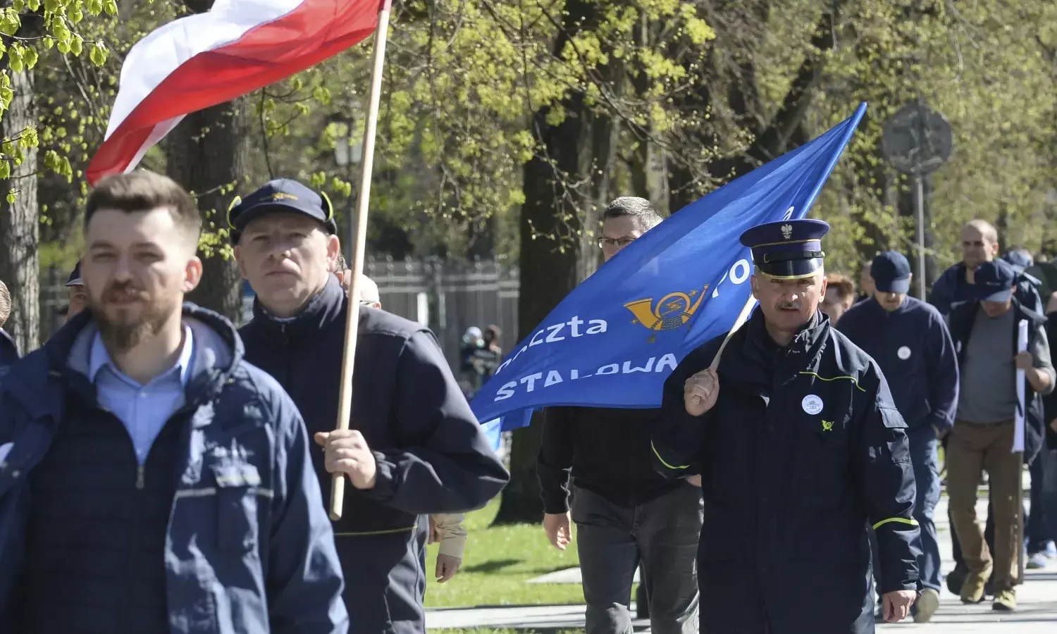 Russo-Ukraine war: Polish postal workers train on use of weapons