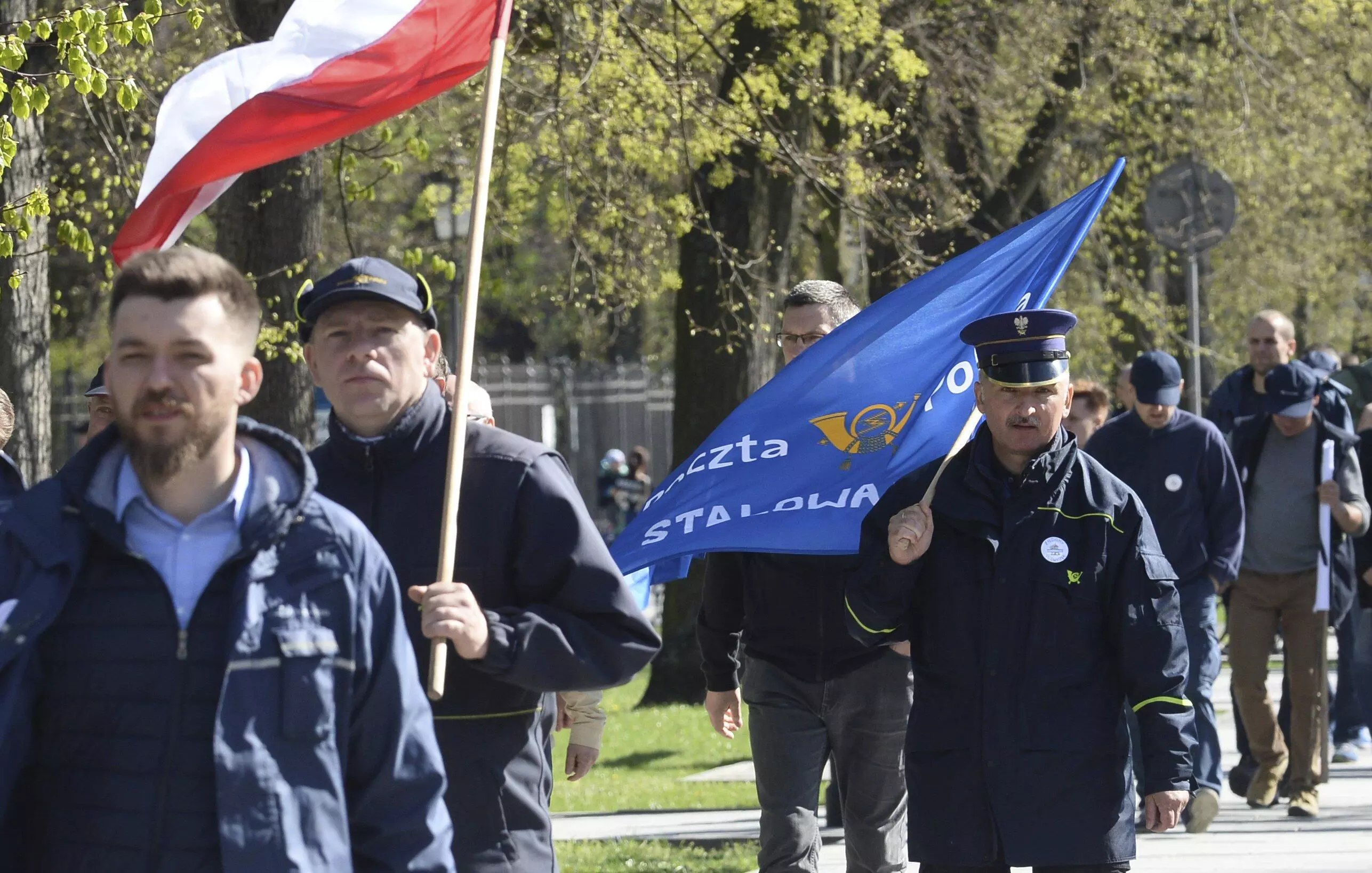 Russo-Ukraine war: Polish postal workers train on use of weapons