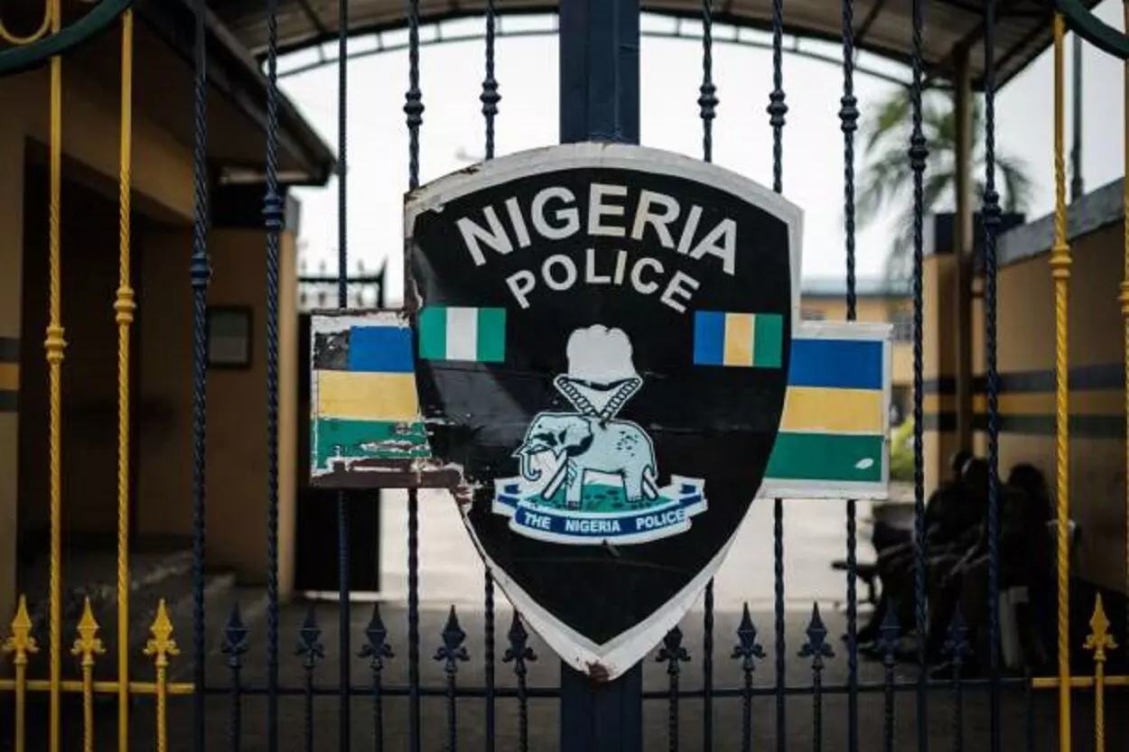 Gunmen attack Police Headquarters, kill policeman in Akure Gunmen attack Police Headquarters, kill policeman in Akure