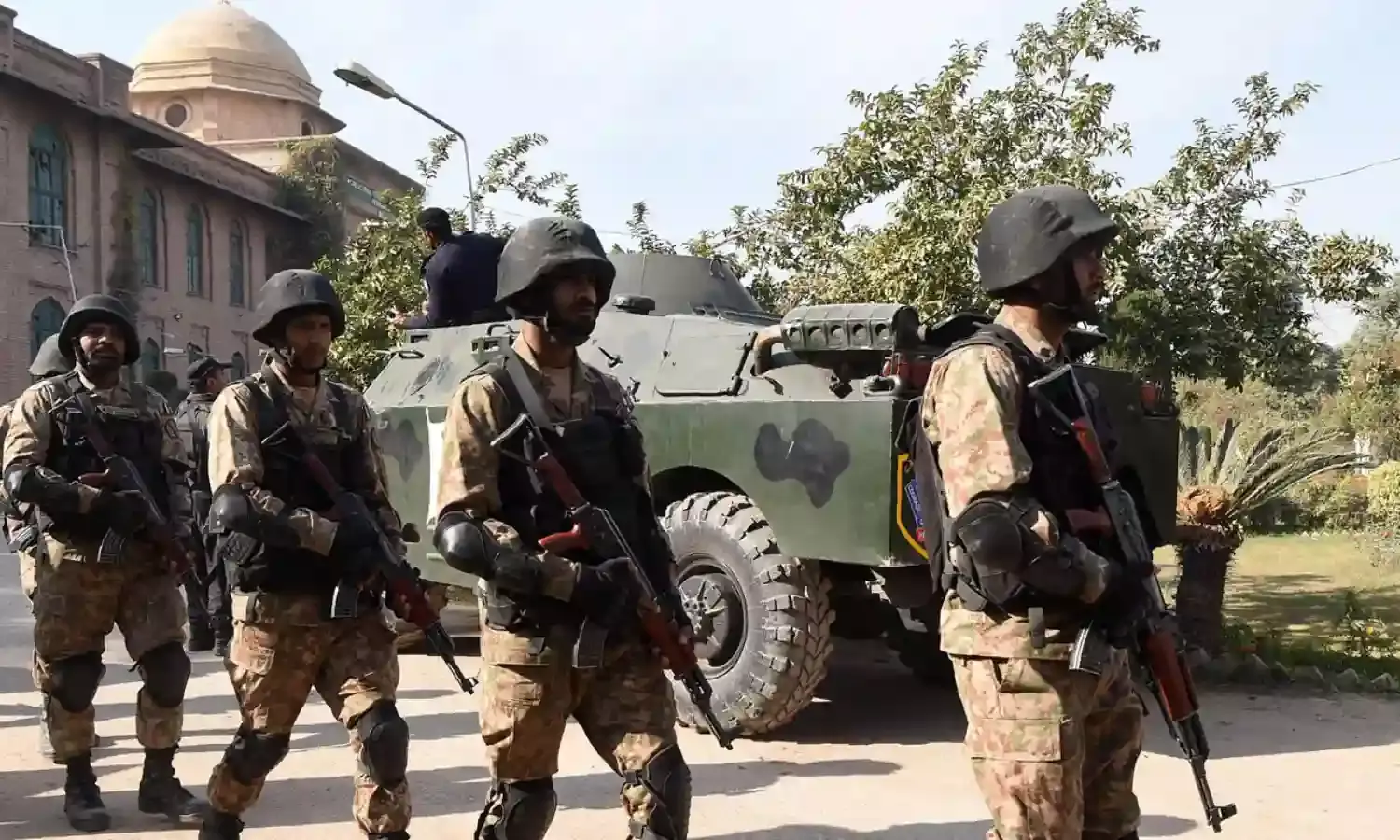 Suicide bomber kills Pakistani soldiers