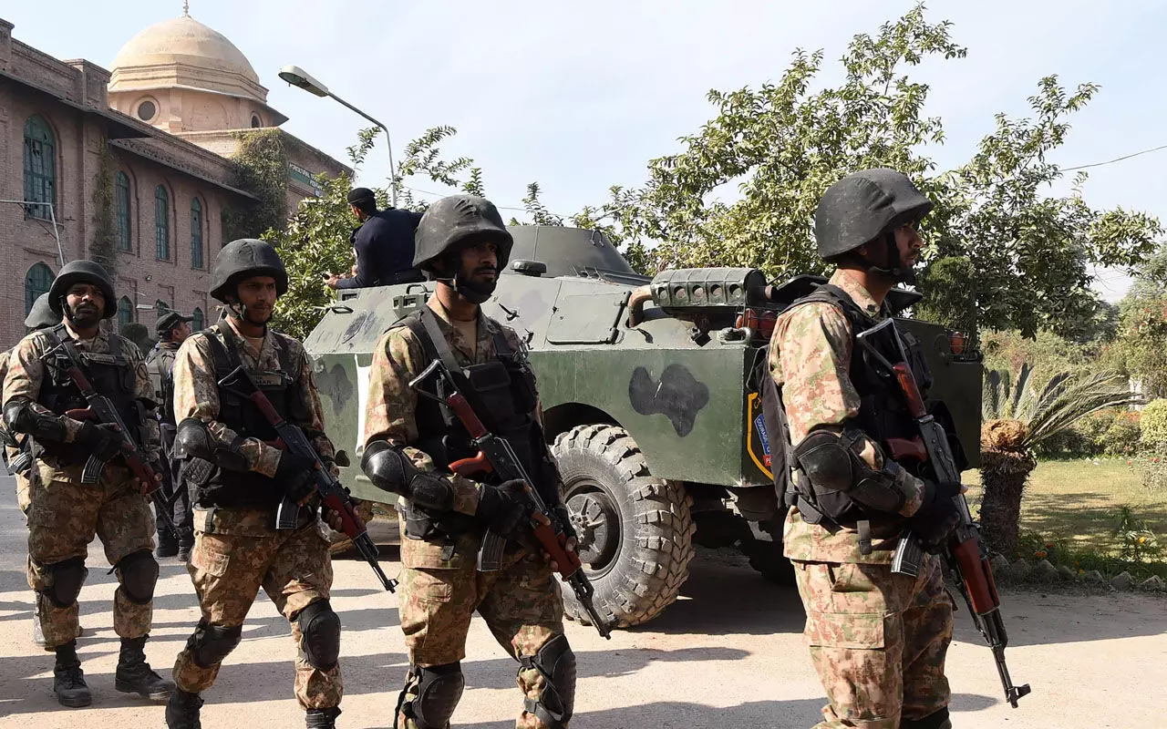 Suicide bomber kills Pakistani soldiers