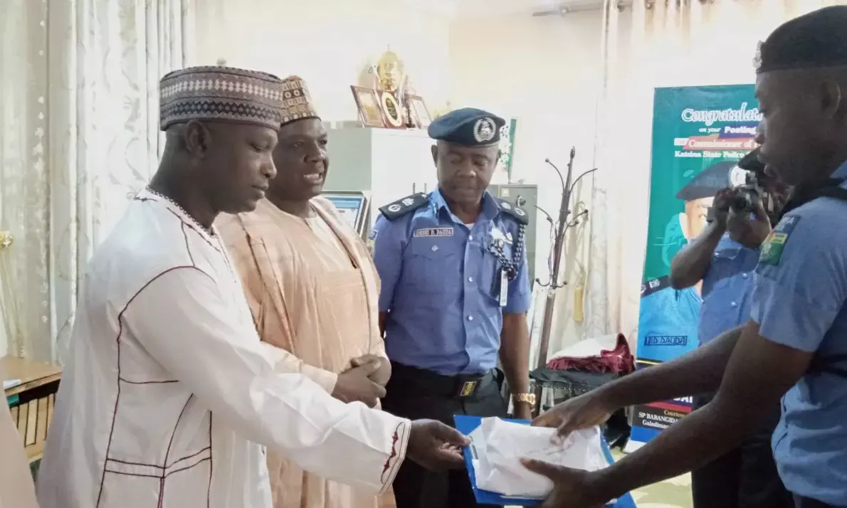 Policeman receives N250,000 reward for returning missing dollars