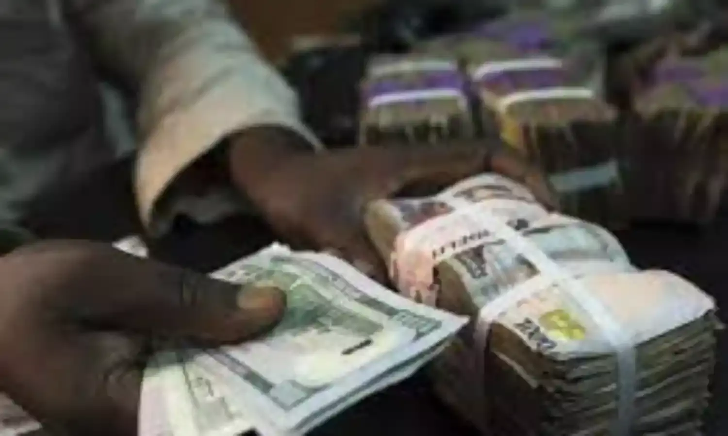 Naira loses again against dollar, exchanges at N434.75