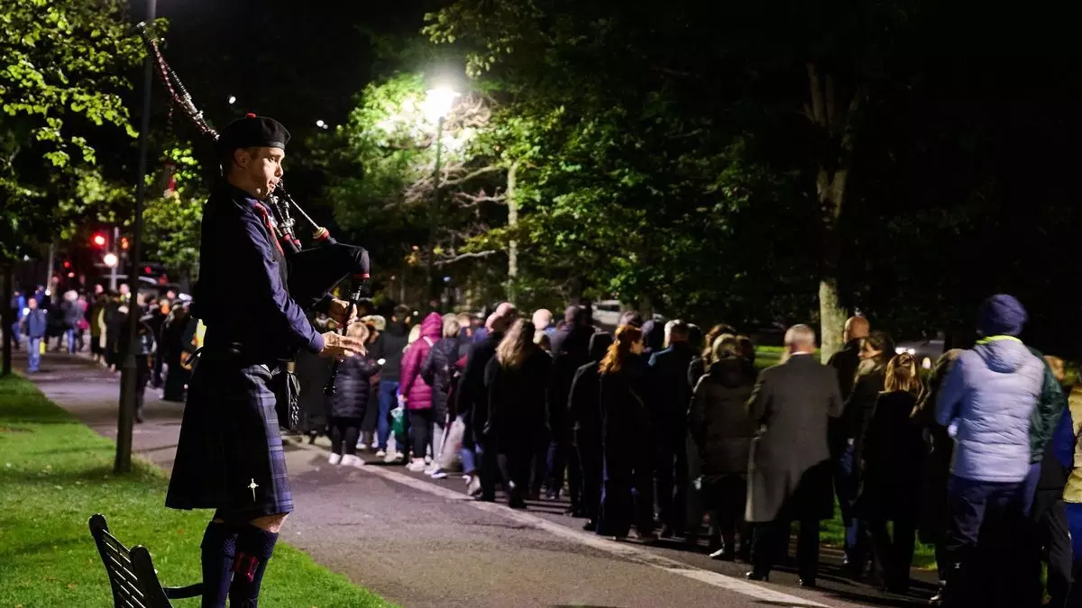 Thousands queue overnight to pay respects at Queens lying in state Thousands queue overnight to pay respects at Queens lying in state
