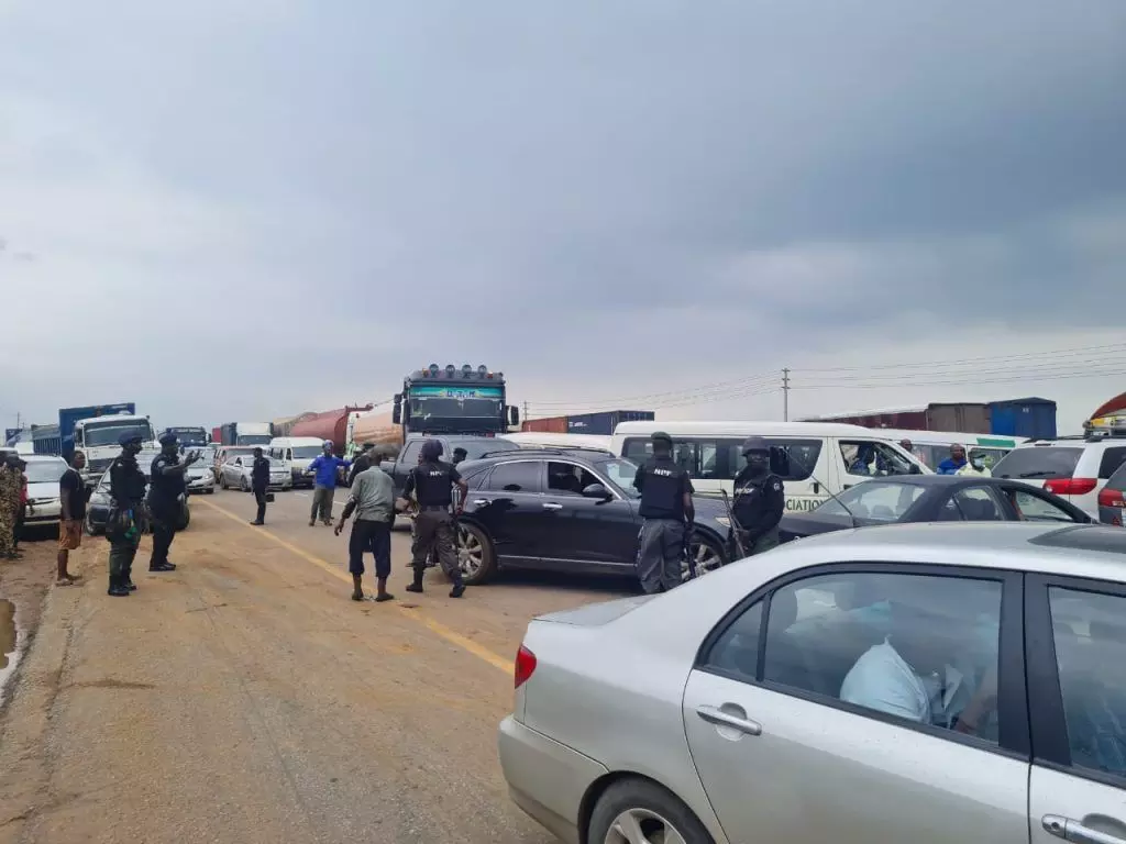 ASUU strike: Students block Gbongan-Ibadan expressway