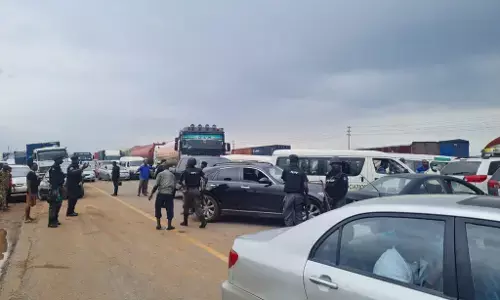 ASUU strike: Students block Gbongan-Ibadan expressway ASUU strike: Students block Gbongan-Ibadan expressway