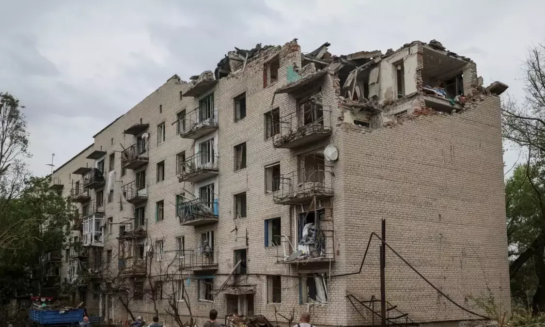 Russo-Ukraine war: Ukraine strikes hit building in Kherson