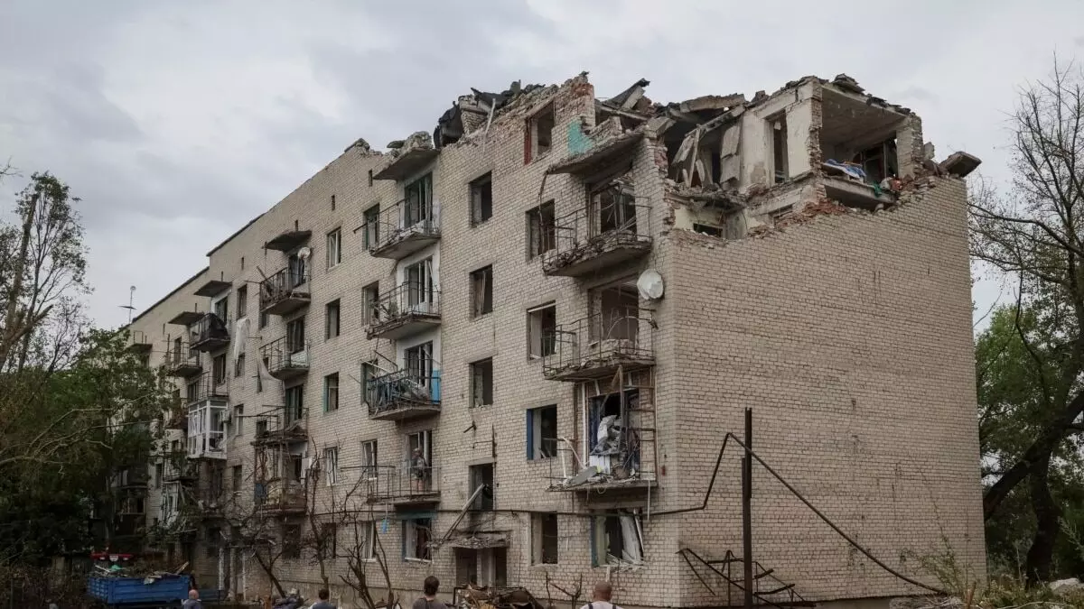 Russo-Ukraine war: Ukraine strikes hit building in Kherson