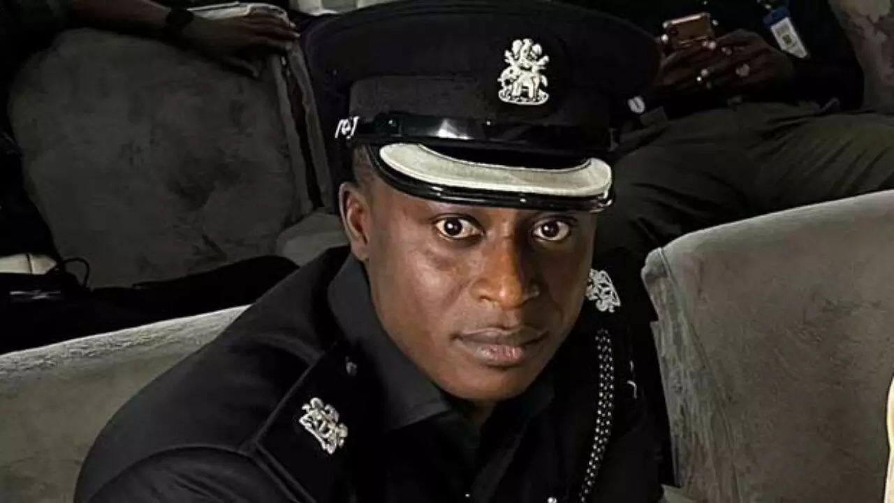 Buhari gives award to Police officer for returning $200,000 bribe Buhari gives award to Police officer for returning $200,000 bribe