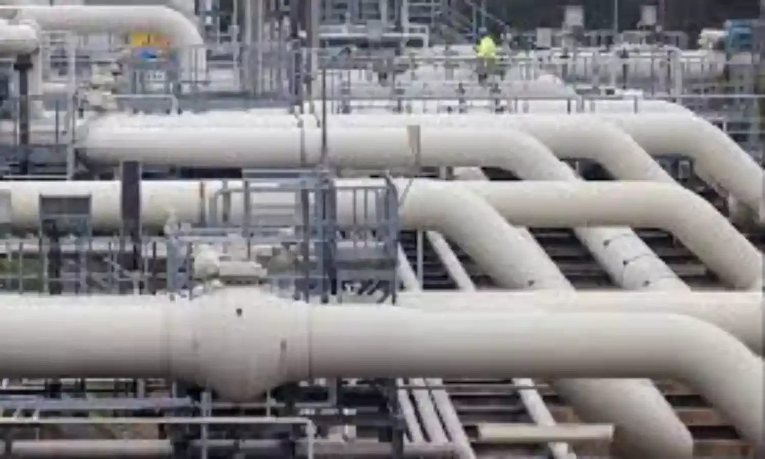 European gas prices falls as supply worries subside