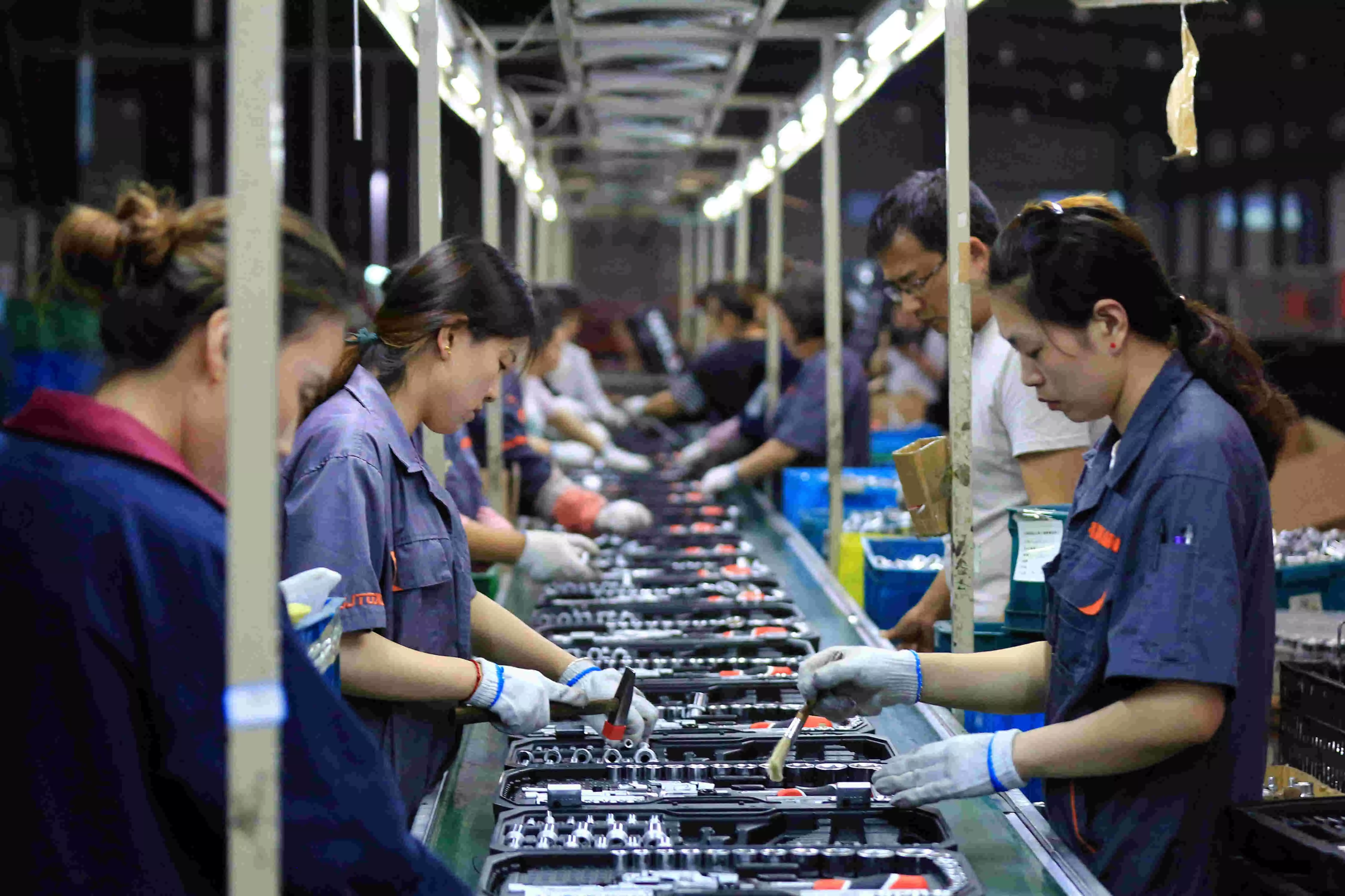 Chinas manufacturing activity declines amidst COVID lockdown