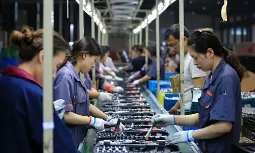 Chinas manufacturing activity declines amidst COVID lockdown