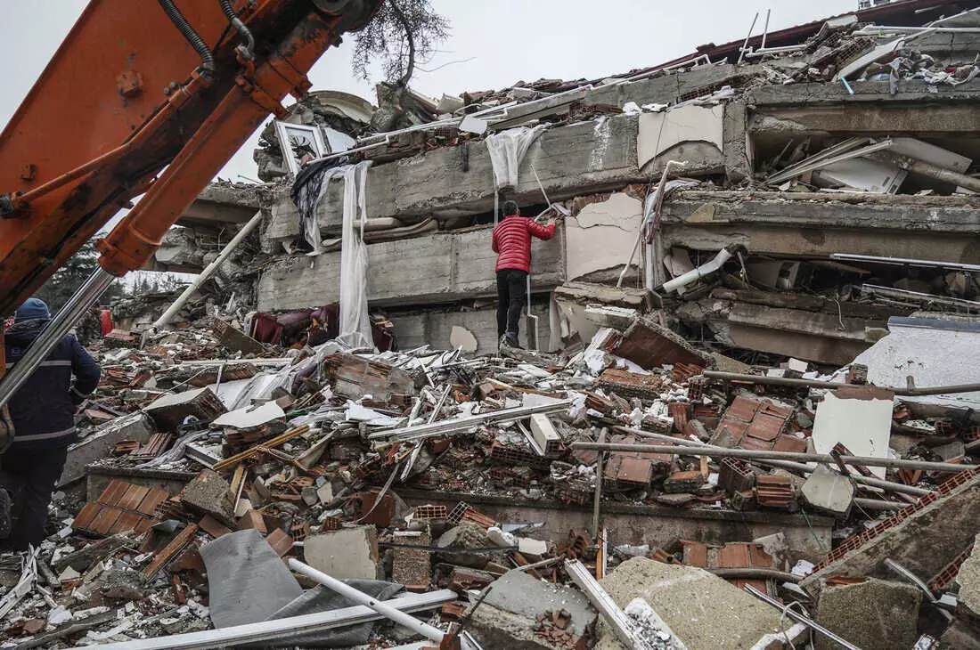 Nearly 7,000 dead in Turkey after earthquake