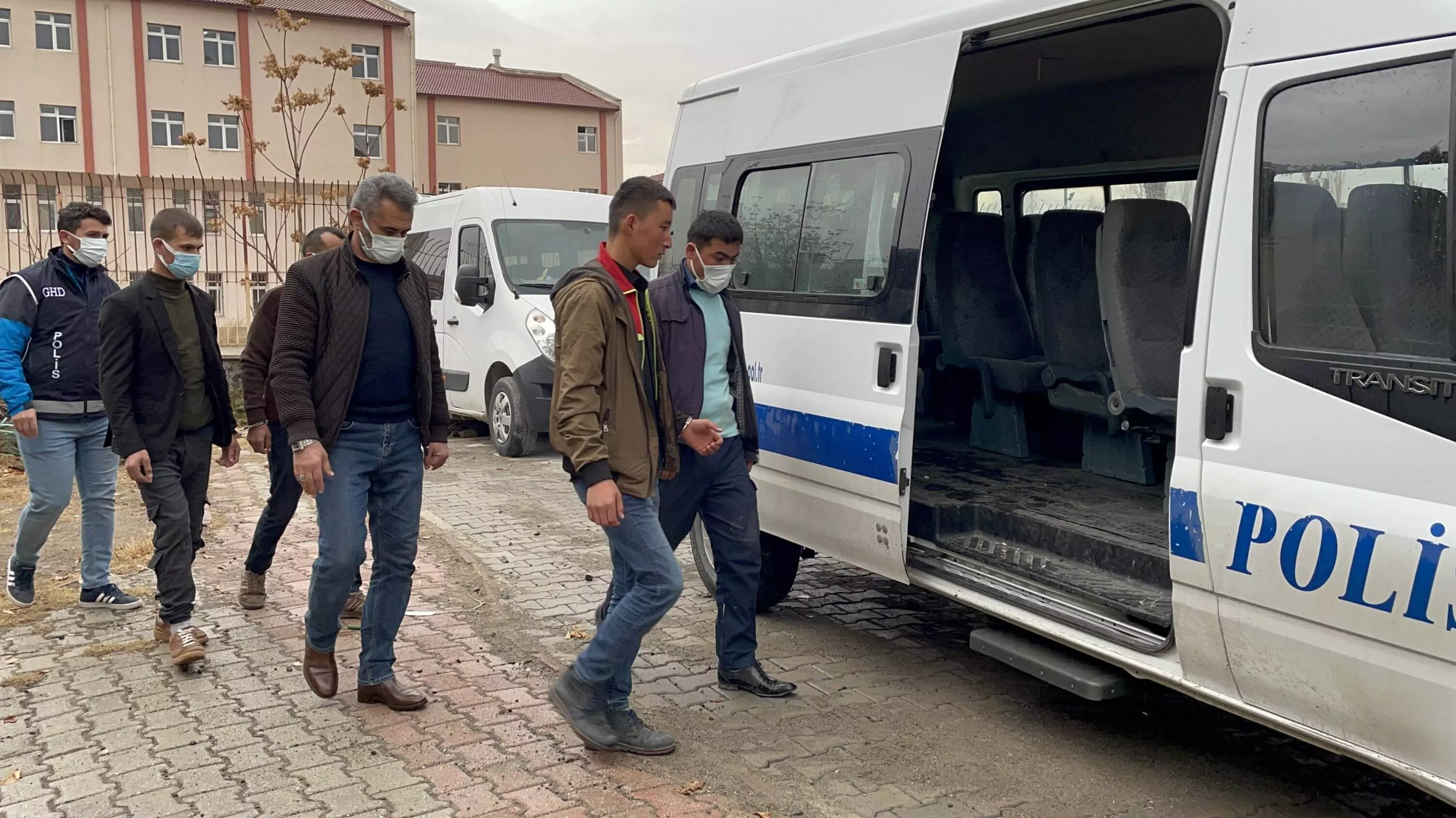 96 illegal immigrants captured after raids in Istanbul