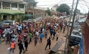 Shooting rocks Anambra community over ownership of parks Shooting rocks Anambra community over ownership of parks