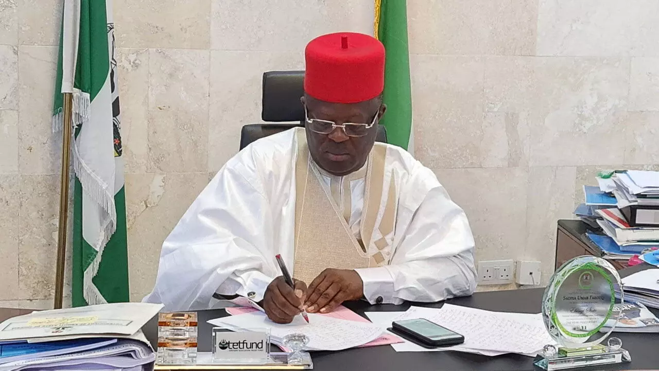 Umahi issues 14 days ultimatum to contractors to return to site