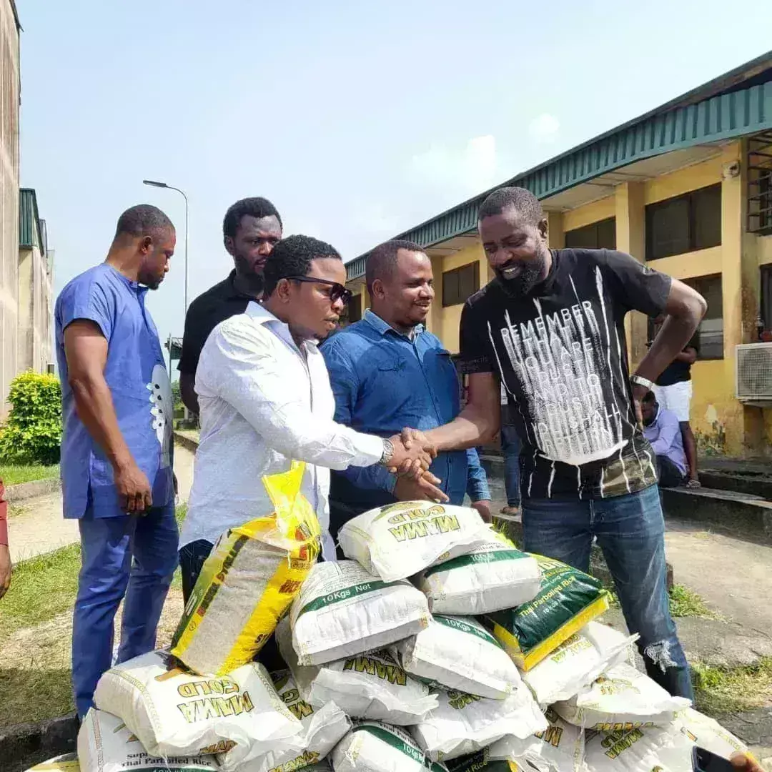 Subsidy: Alumni donates rice to varsity staff