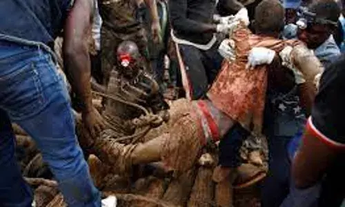 Zimbabwe gold mine collapse leaves 11 miners trapped