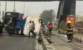 Tanker, loaded with petrol, falls in Ile-Ife, spews fuel