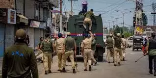 Police fires tear gas on protesting farmers in Delhi