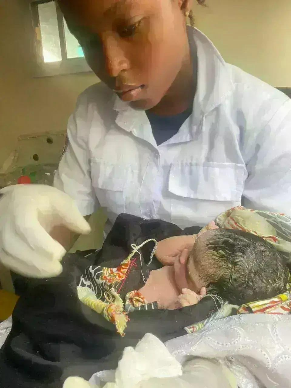 Woman gives birth on Lagos road