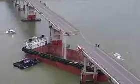 2 die as ship causes bridge collapse