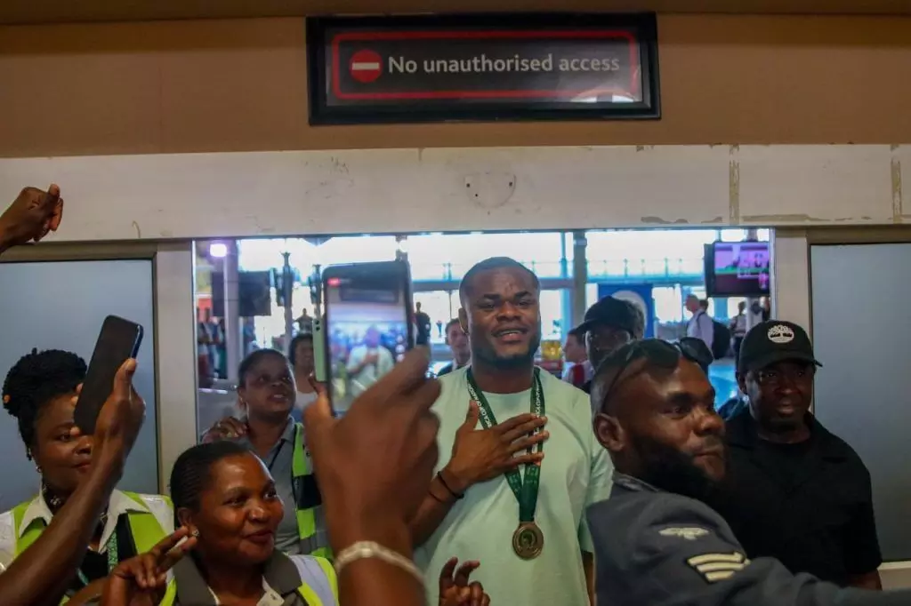 PHOTO NEWS: Nwabali Returns to South Africa, Receives Warm Welcome at Chippa United