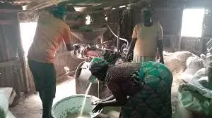 Association apprehends 2 members for allegedly cheating customers