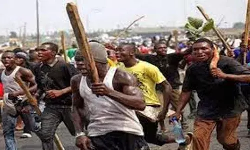 Police rescue 2 suspected phone thieves from mob