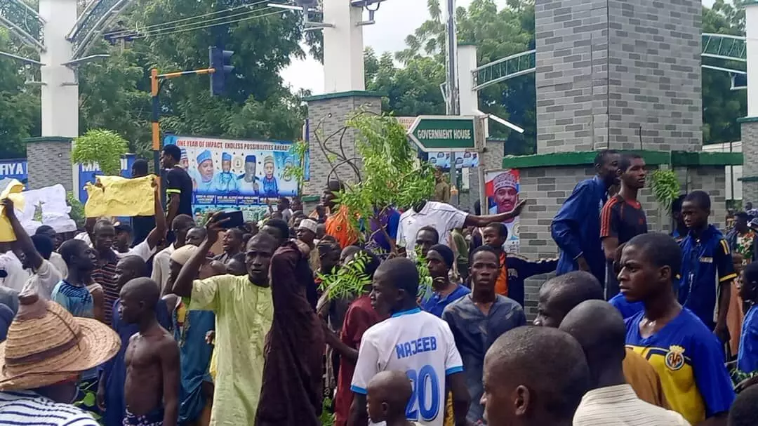 Protest: Youth barricade roads, Govt House in Sokoto