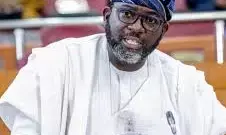 Lawmaker offers scholarship to outstanding students